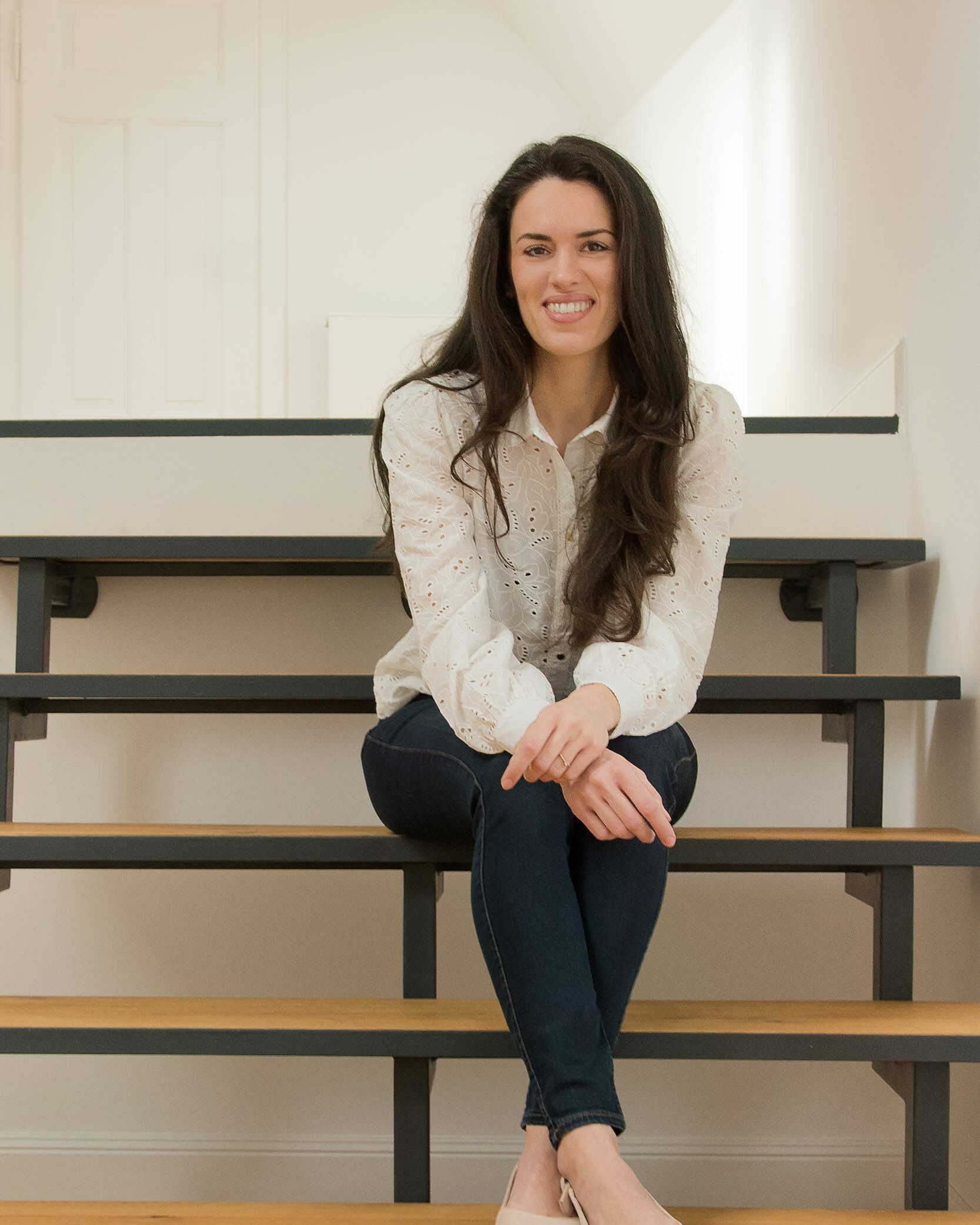 Portrait der Immobilienmaklerin aus Frankfurt auf einer Treppe